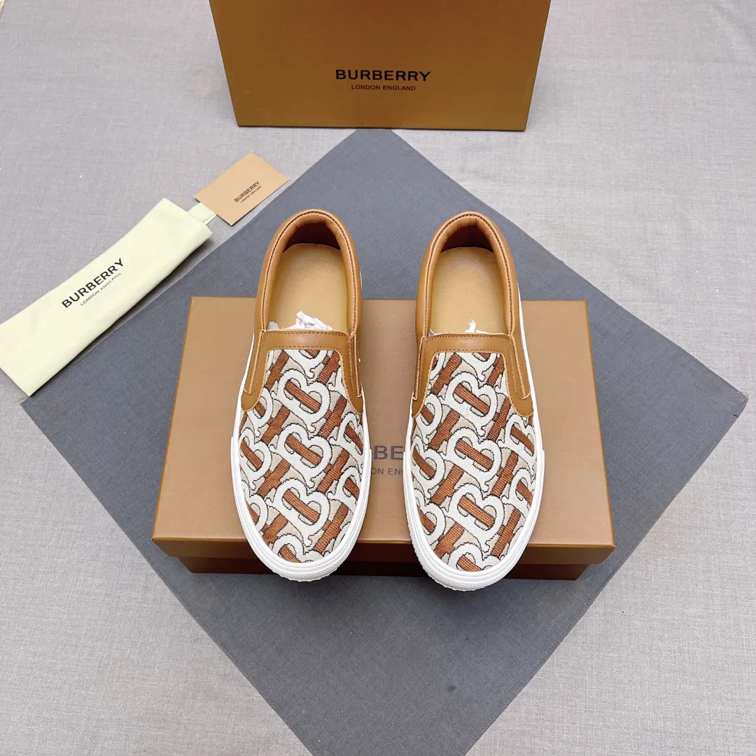 ◾️▫️P380. B's 2025 spring and summer new product, men's classic low-top slip-on sneakers, made of classic retro B's printed canvas material, spliced ​​with layered calfskin, and decorated with a new brand logo. First-layer cowhide lining, embossed Burberry logo on the heel, and original TPU outsole! Size: 38-45 No. 004